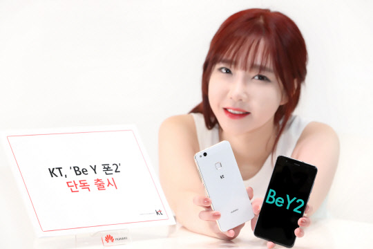 KT는 5일부터 직영 온라인 KT샵 및 전국 KT매장에서 젊은 세대를 위한 전용 단말 'Be Y 폰 2'를 공식 출시한다고 밝혔다.<KT제공>